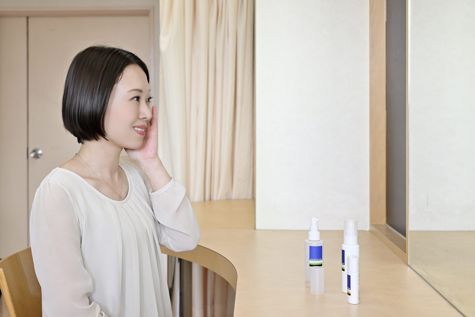ドクターズコスメ製品の使用感を確認する女性