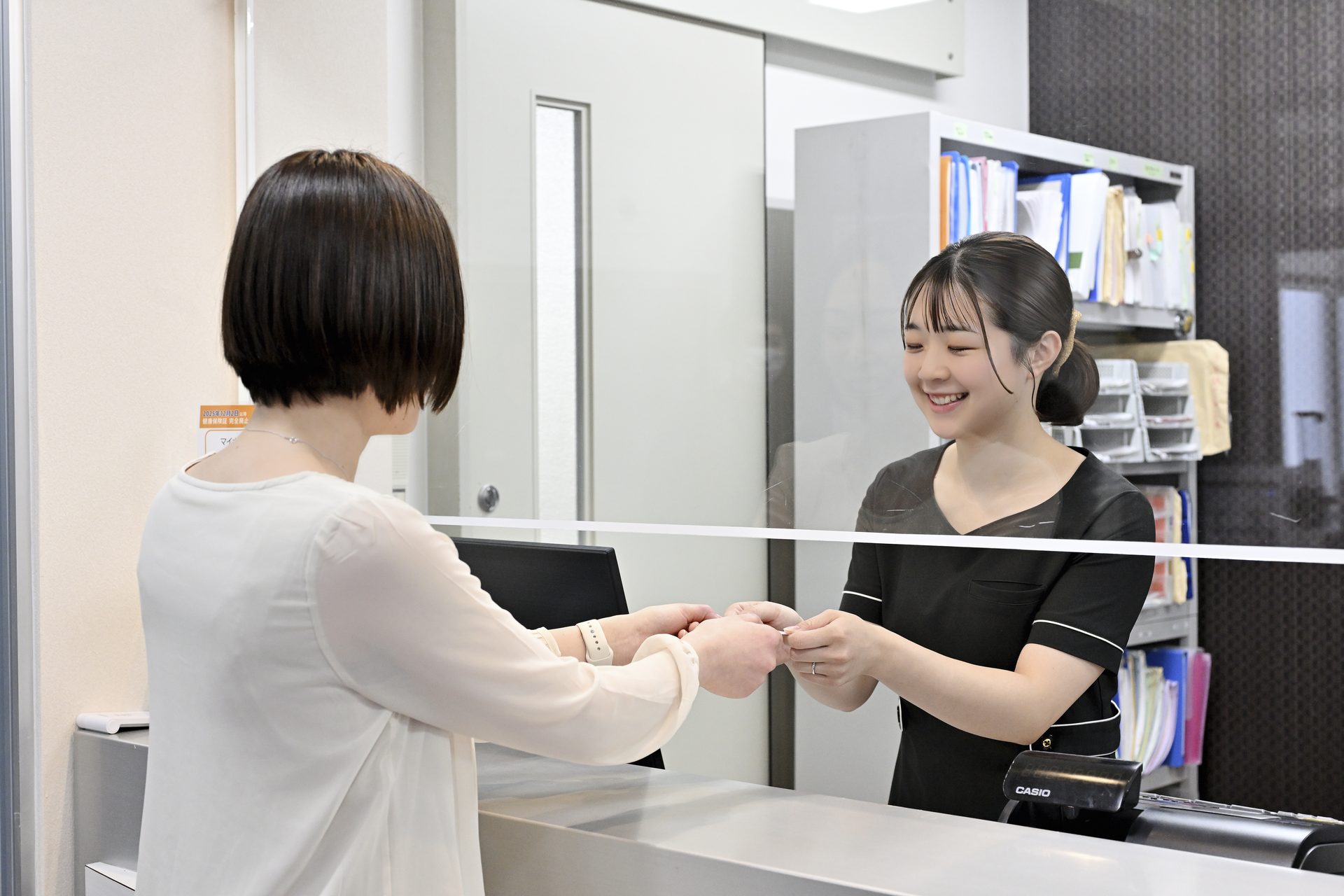 受付スタッフが患者に対応する様子