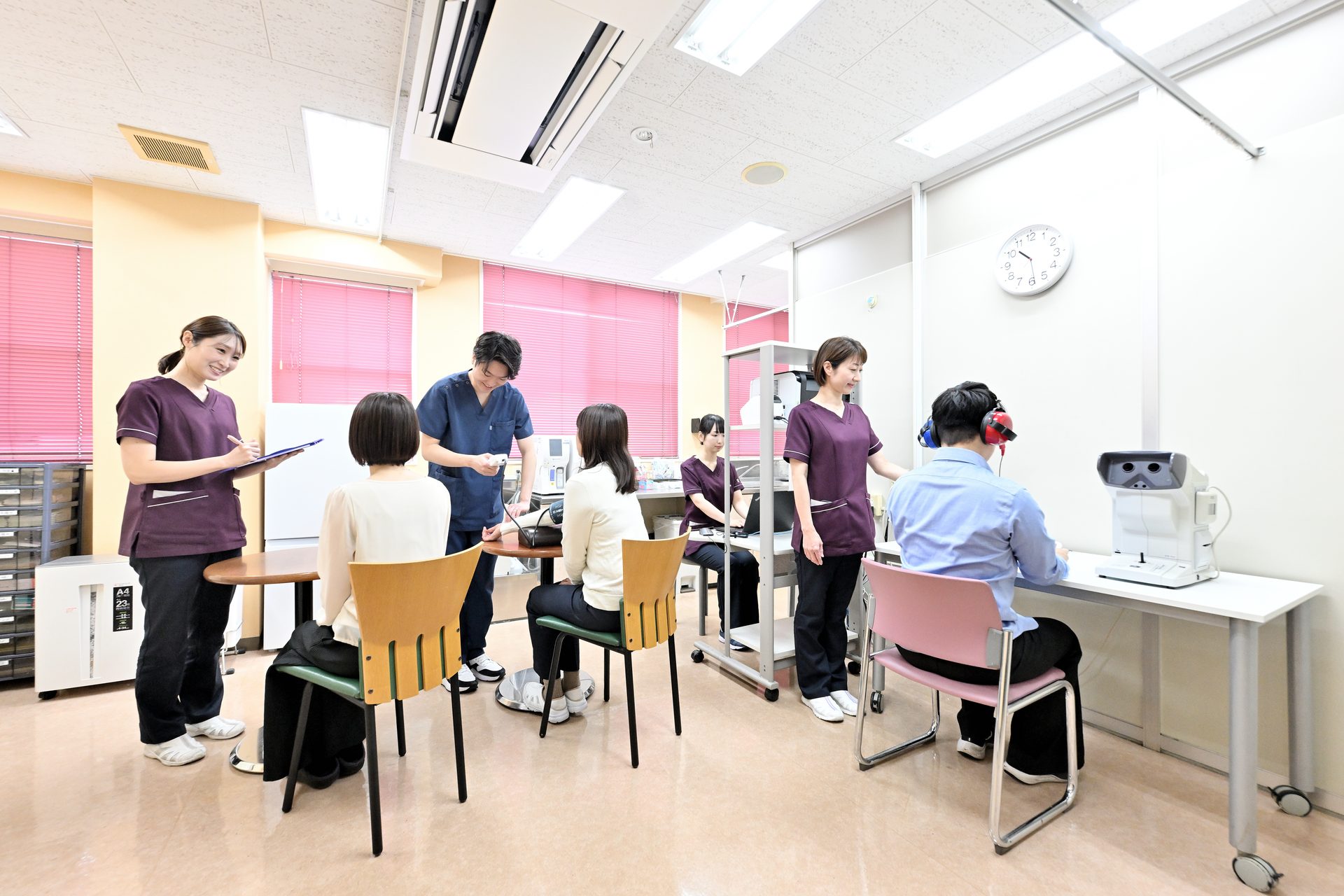 院長が患者に採血を行う様子