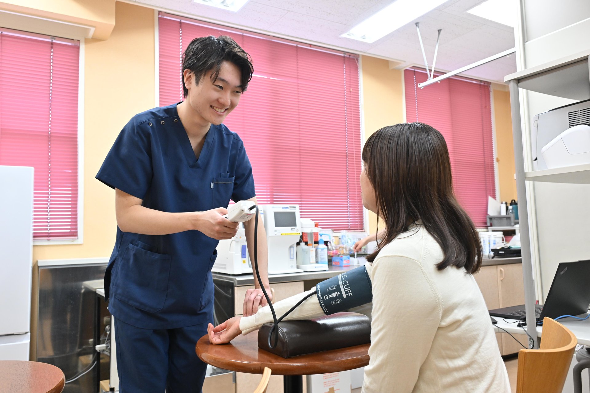 採血の手元アップ:笑顔の患者と院長