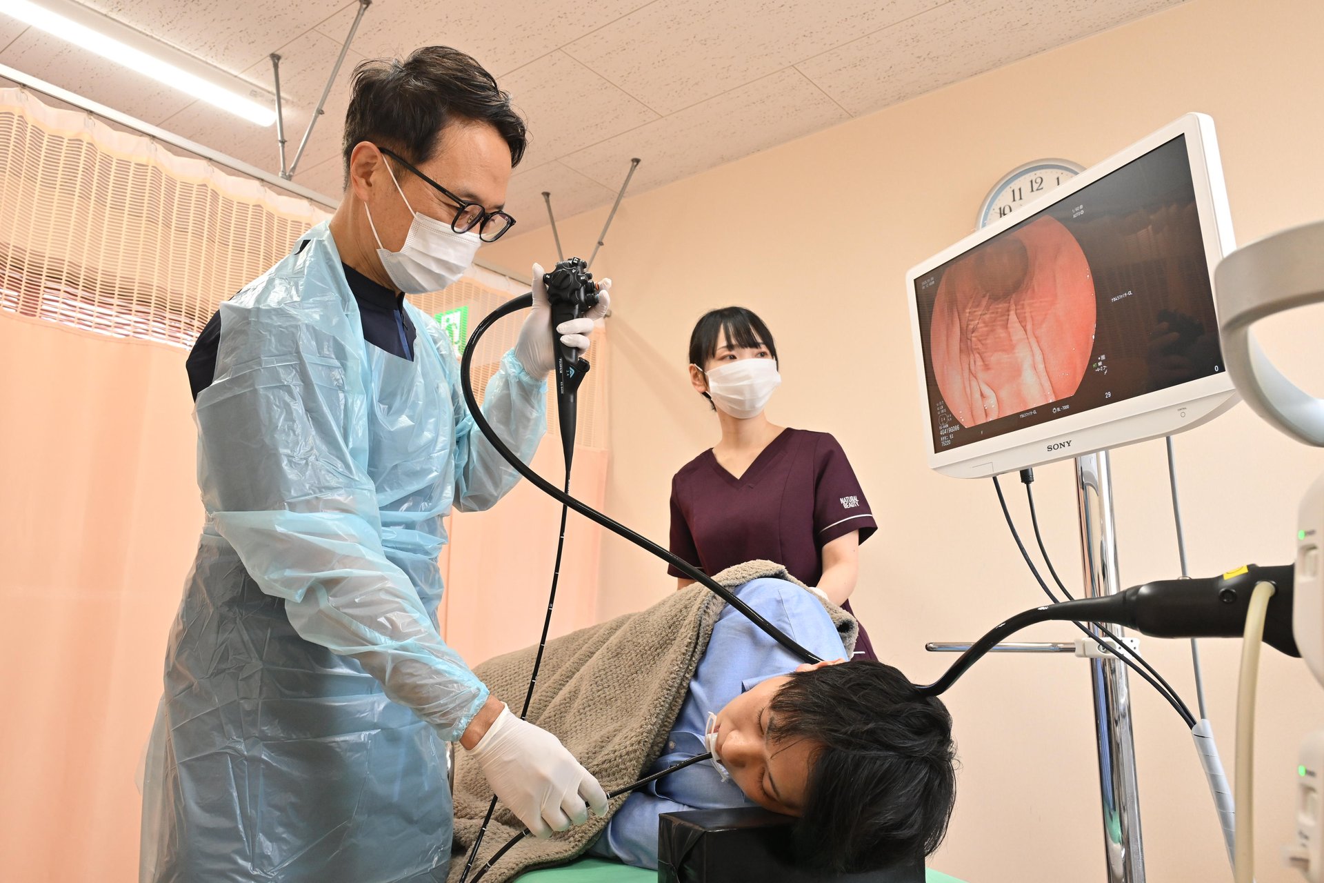 看護師が付き添う中で内視鏡検査を行う様子