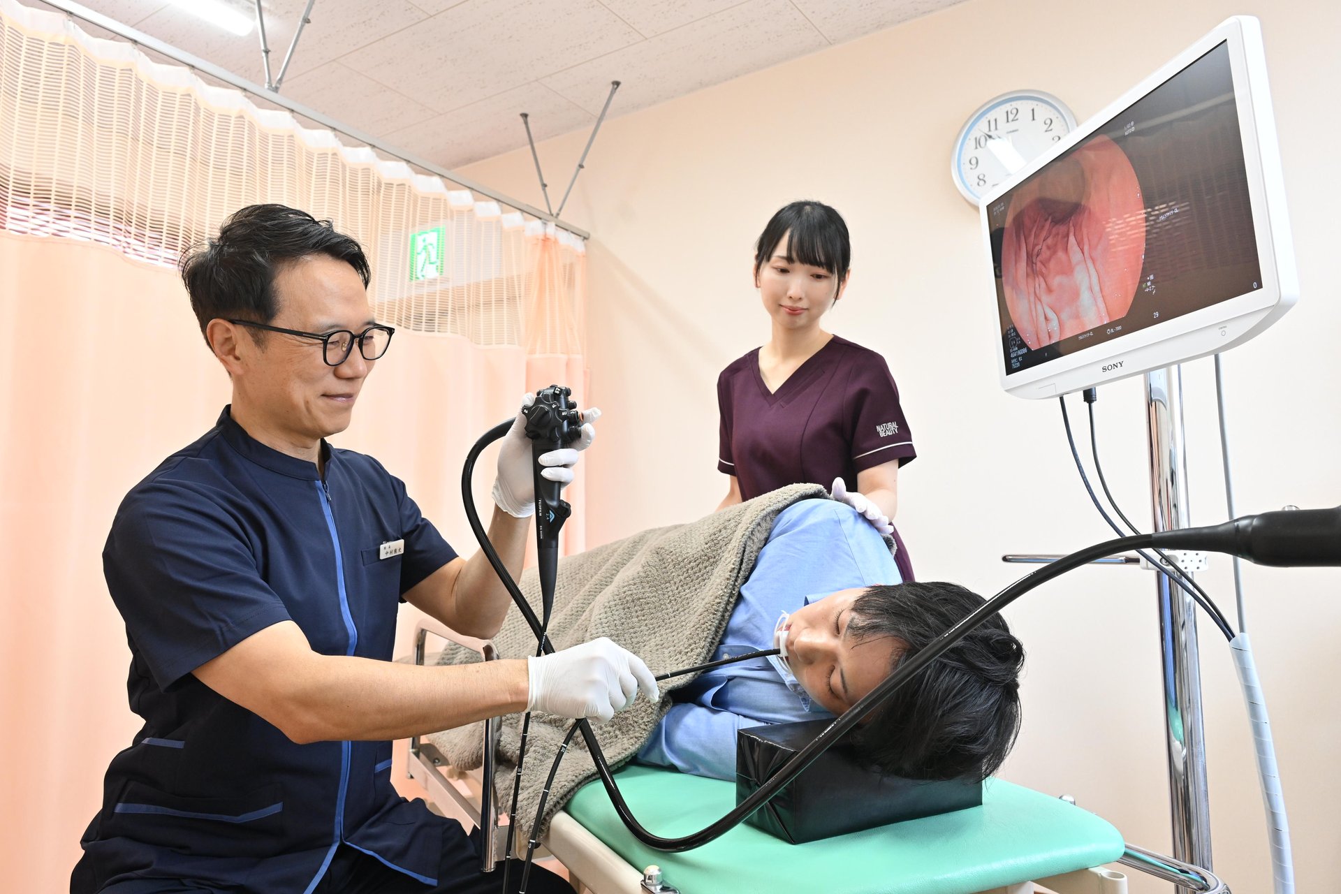 院長が内視鏡スコープを操作する様子