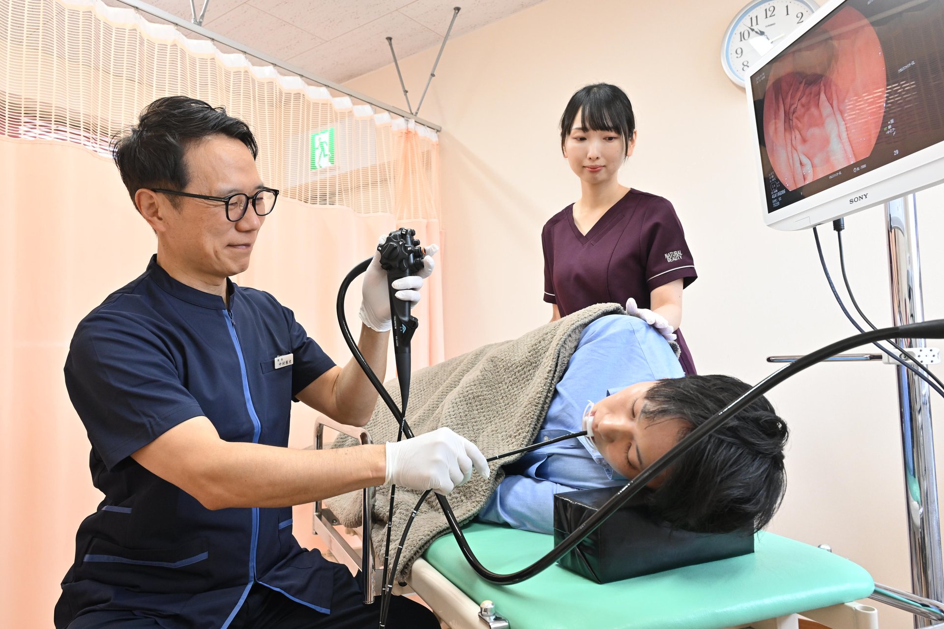 院長の手元アップ:内視鏡スコープを保持する様子