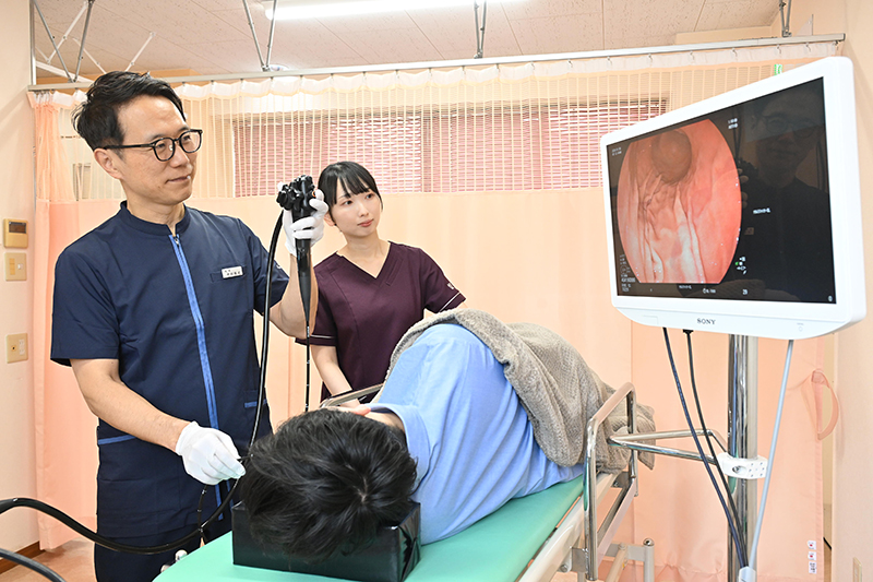 内視鏡専門医として胃カメラの検査を行う院長