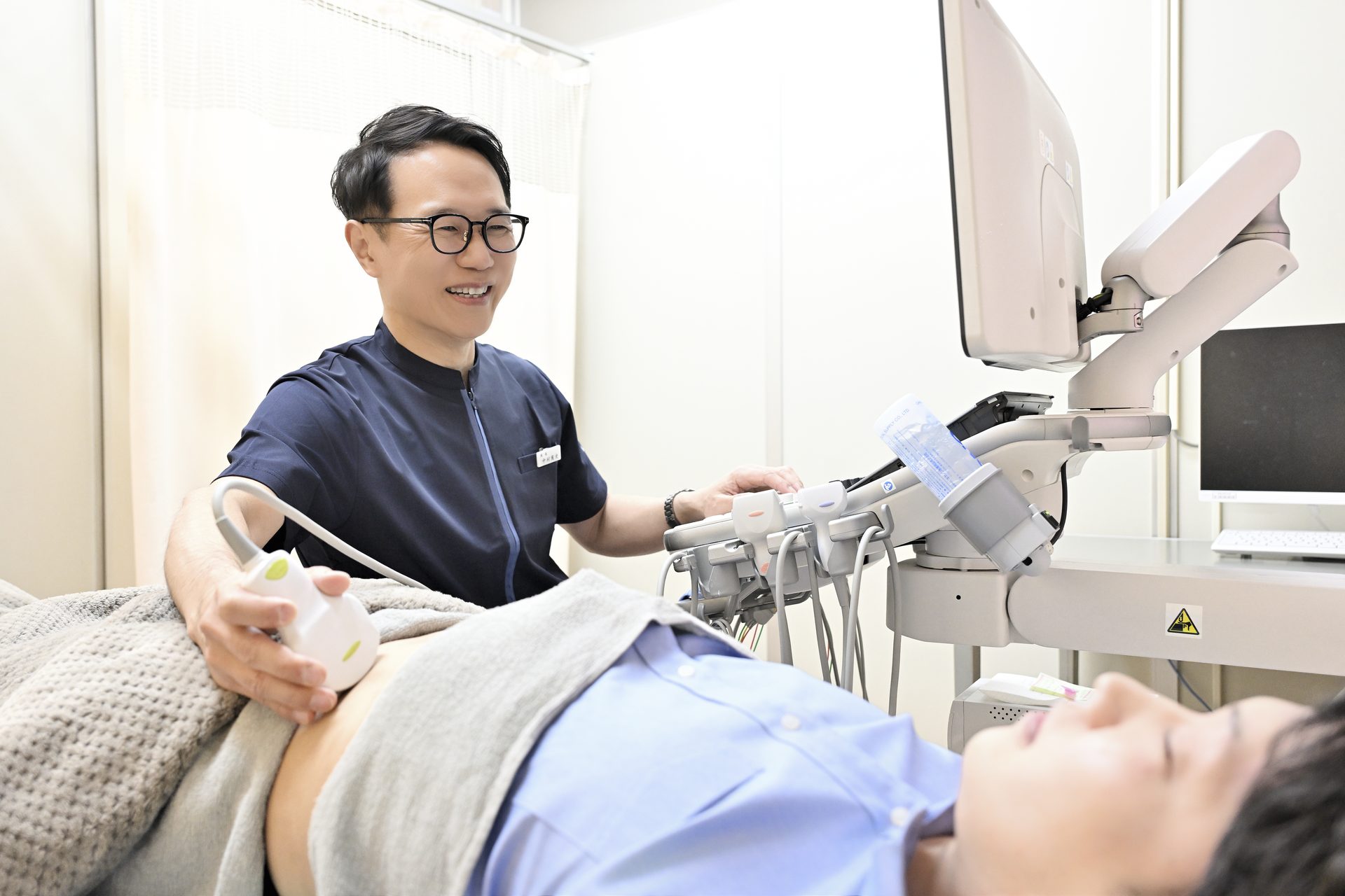院長が腹部エコーを行う様子